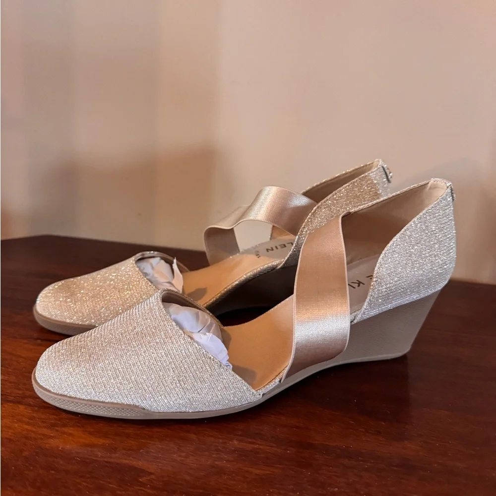 Anne Klein Aktara2 Shimmering Platinum Wedges - sz 9.5m - New in Box